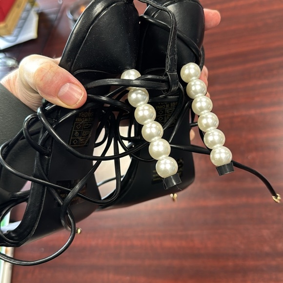 FashionNova black strappy heels with stacked pearls size 11 - Picture 4 of 4
